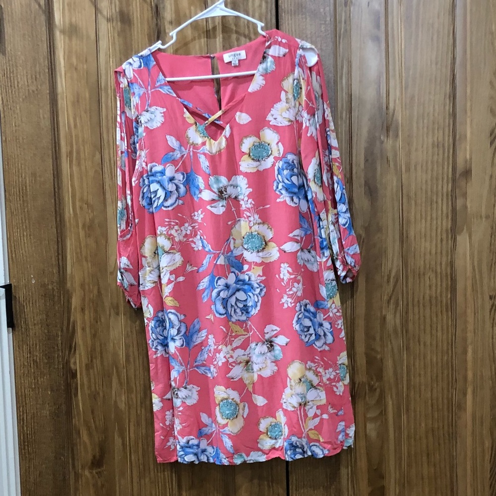 Super cute, open sleeve floral mini
